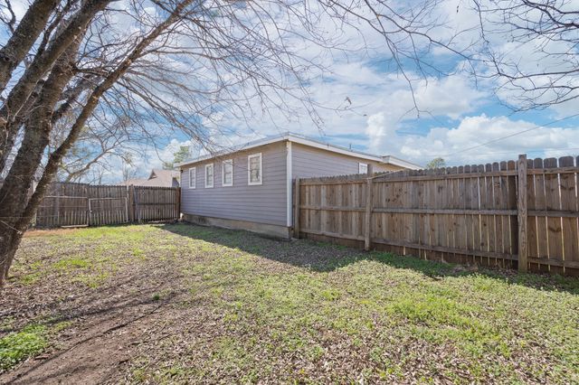 1802 N Wilhite Street, Cleburne, TX 76031