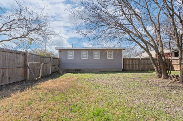 1802 N Wilhite Street, Cleburne, TX 76031