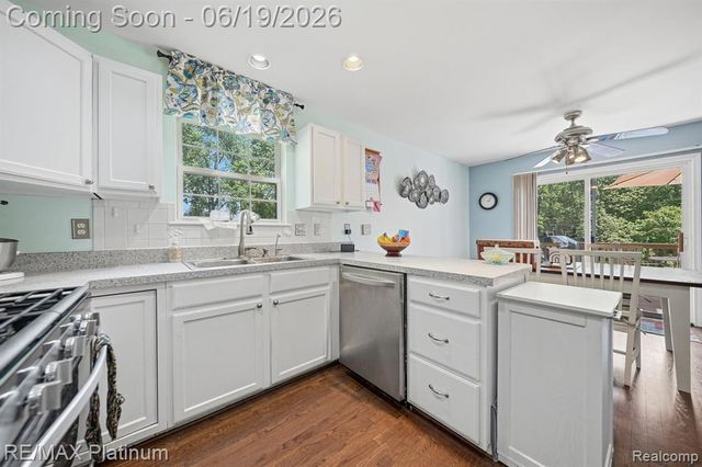 1321 Glen Oak Drive, Holly, MI 48442