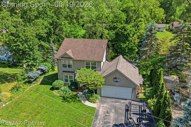 1321 Glen Oak Drive, Holly, MI 48442