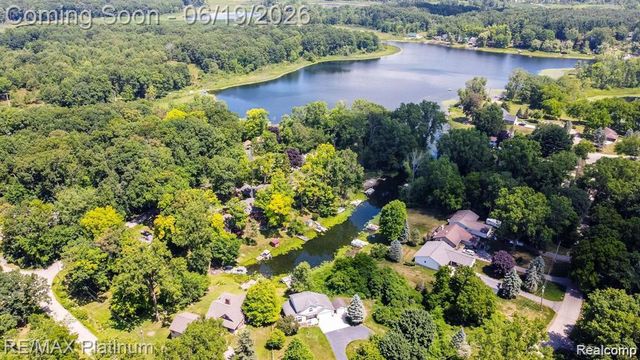 1321 Glen Oak Drive, Holly, MI 48442