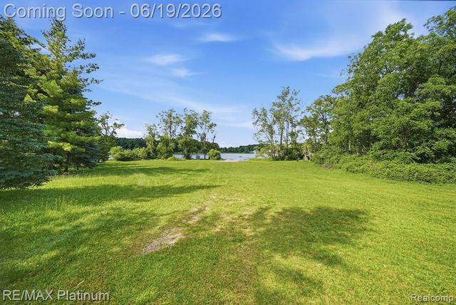 1321 Glen Oak Drive, Holly, MI 48442