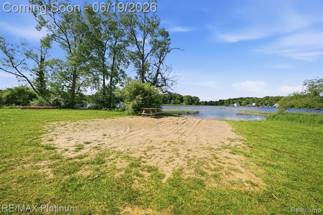 1321 Glen Oak Drive, Holly, MI 48442