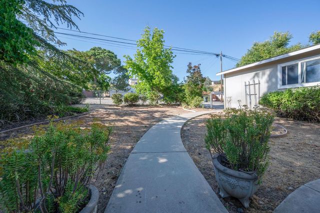 4010 Lakeview Dr, Ione, CA 95640