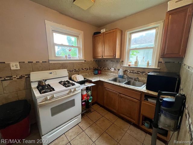 6101 Auburn Street, Detroit, MI 48228