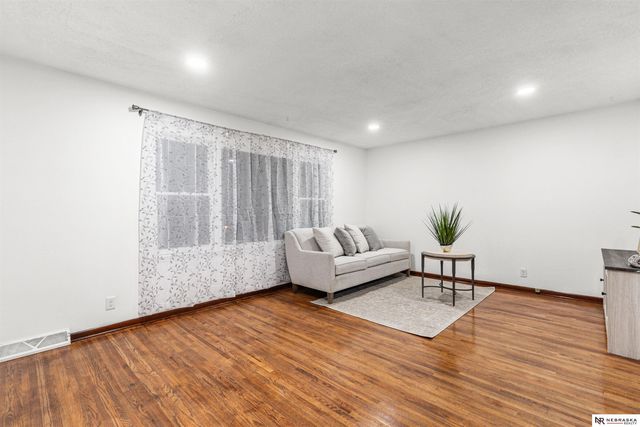 5004 N 48th Street, Omaha, NE 68104