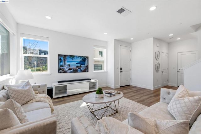 5509 Holly Bay Ave, Dublin, CA 94568