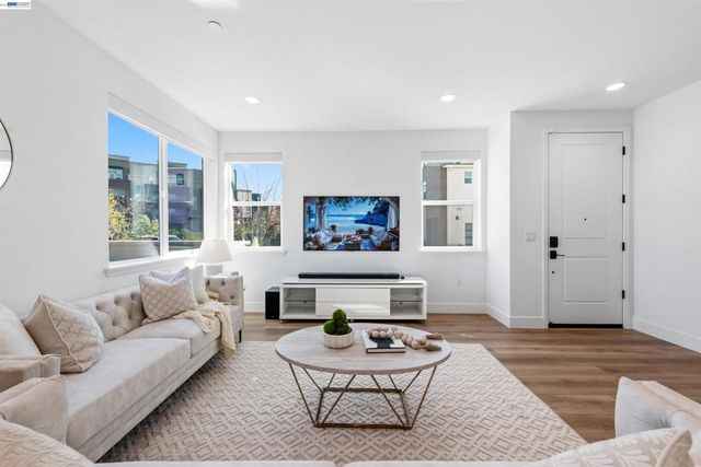 5509 Holly Bay Ave, Dublin, CA 94568