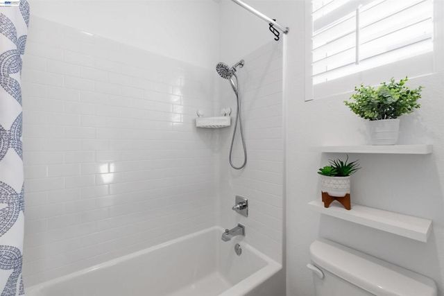 5509 Holly Bay Ave, Dublin, CA 94568