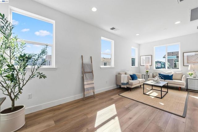 5509 Holly Bay Ave, Dublin, CA 94568