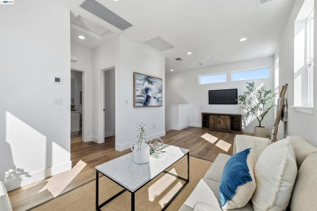 5509 Holly Bay Ave, Dublin, CA 94568