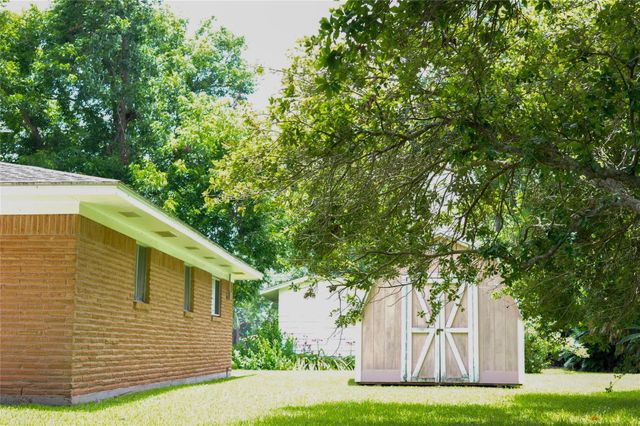 402 Peach Point Road, Jones Creek, TX 77541