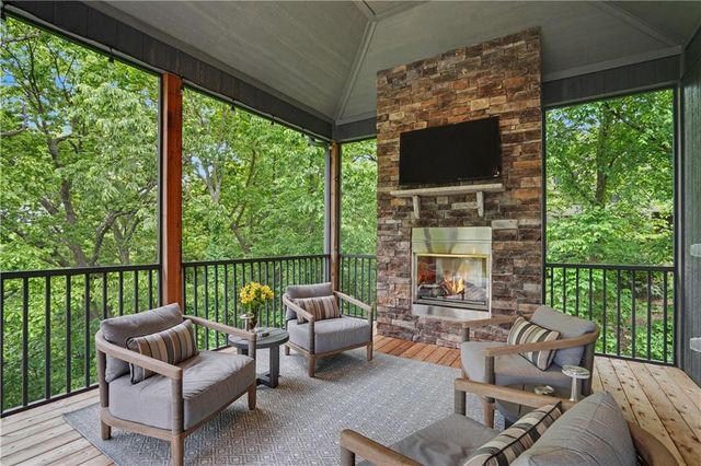 8831 Vista Drive, Lenexa, KS 66220