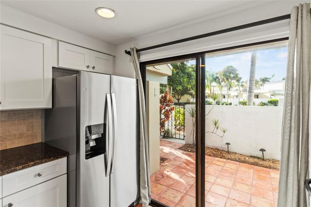 2375 LAKESIDE MEWS D2, Sarasota, FL 34235