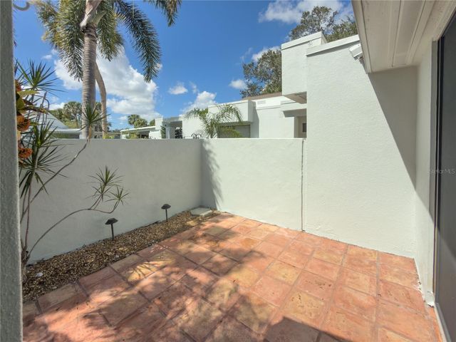2375 LAKESIDE MEWS D2, Sarasota, FL 34235