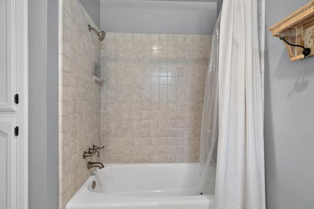 19104 Pebble Ct, Woodbridge, CA 95258