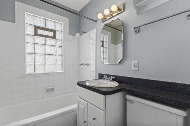 4918 N Berkeley BOULEVARD, Whitefish Bay, WI 53217