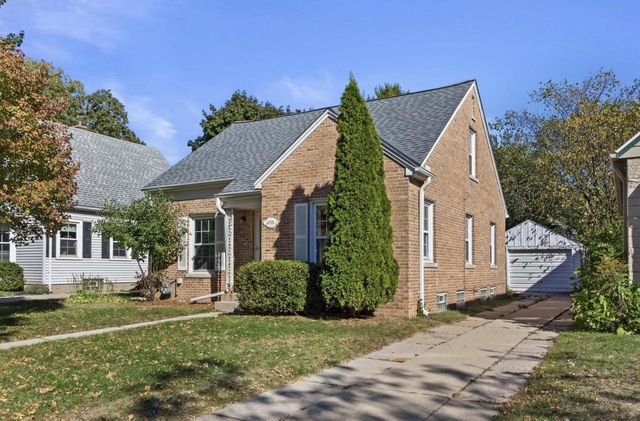 4918 N Berkeley BOULEVARD, Whitefish Bay, WI 53217