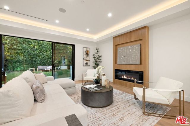 5741 Newcastle Avenue, Encino, CA 91316