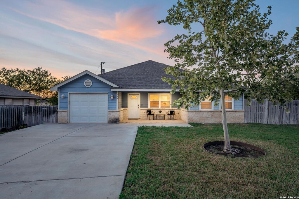 533 INDIAN XING, Jourdanton, TX 78026