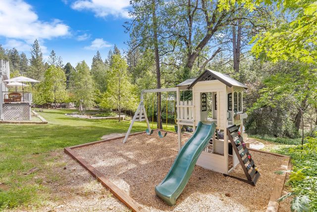 12071 Alta Sierra Dr, Grass Valley, CA 95949