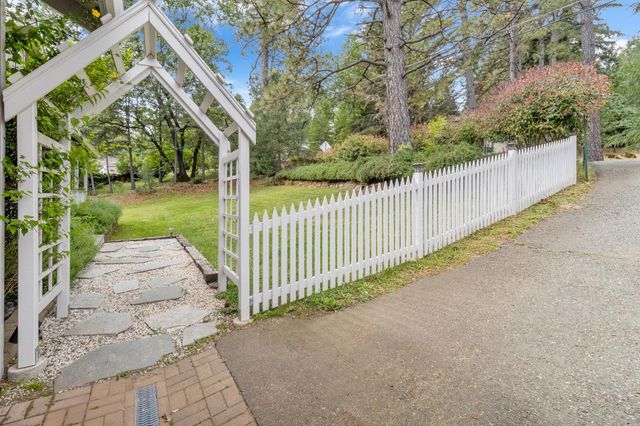 12071 Alta Sierra Dr, Grass Valley, CA 95949