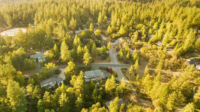 12071 Alta Sierra Dr, Grass Valley, CA 95949