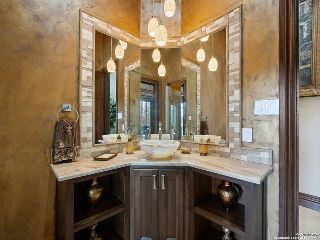 131 CHAMPIONS BEND, San Antonio, TX 78258
