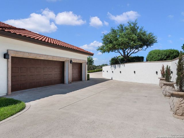 131 CHAMPIONS BEND, San Antonio, TX 78258