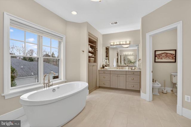 2907 N KENSINGTON ST, Arlington, VA 22207