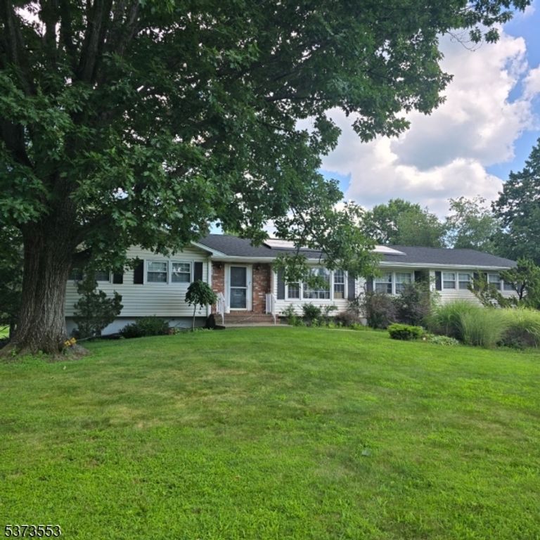 15 Willow Run Ln, Montgomery Twp., NJ 08502