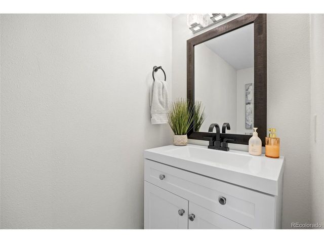 6050 E Hinsdale Ct, Centennial, CO 80112