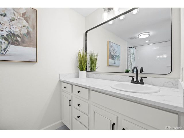 6050 E Hinsdale Ct, Centennial, CO 80112