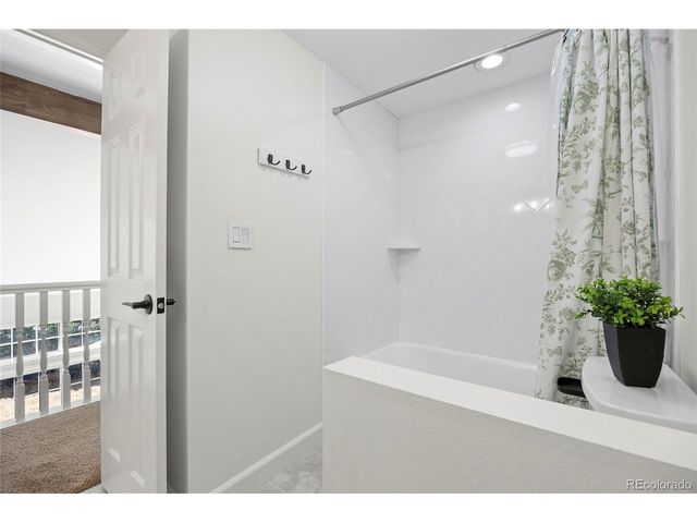 6050 E Hinsdale Ct, Centennial, CO 80112