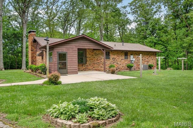 1565 Centerville Road, Columbia, IL 62236
