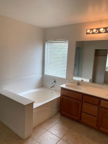 719 Sparrow Ct, Tracy, CA 95377