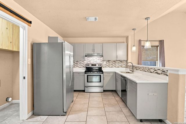 2046 BLUERIDGE DR, Canyon Lake, TX 78133