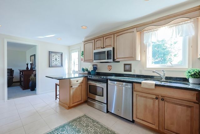 4 Megan Ct B, Mendon, MA 01756