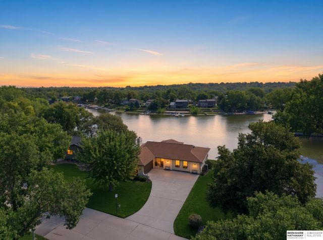 527 Waterloo Drive, Waterloo, NE 68069