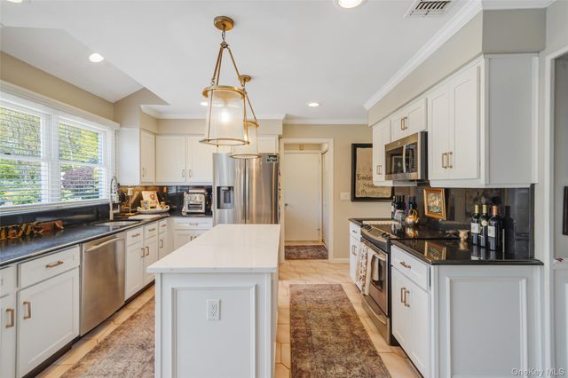 10 Mink Lane, East Setauket, NY 11733