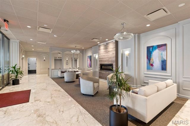 200 S Brentwood Boulevard 2C, Clayton, MO 63105