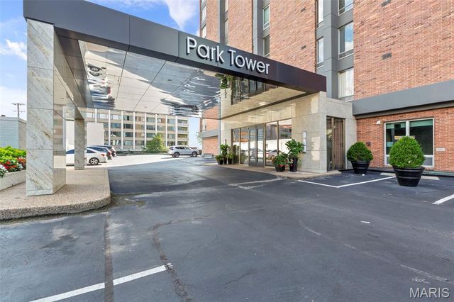 200 S Brentwood Boulevard 2C, Clayton, MO 63105