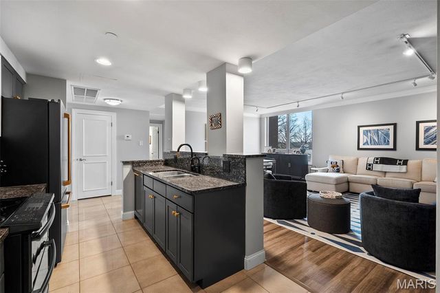 200 S Brentwood Boulevard 2C, Clayton, MO 63105