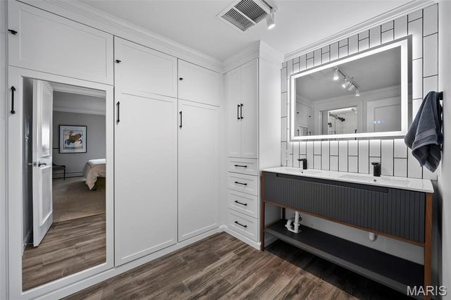 200 S Brentwood Boulevard 2C, Clayton, MO 63105