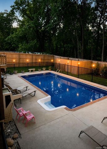 27 Ridgewood Avenue, Selden, NY 11784