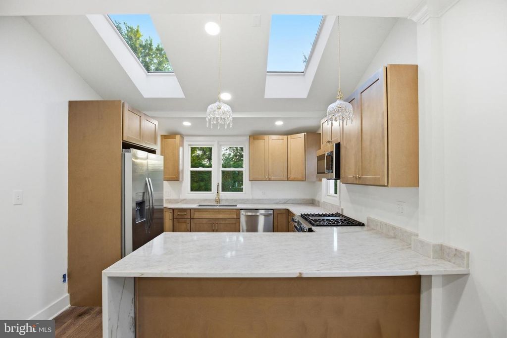 Image 11 of property listing at 5618 PLYMOUTH RD, Baltimore, MD 21214