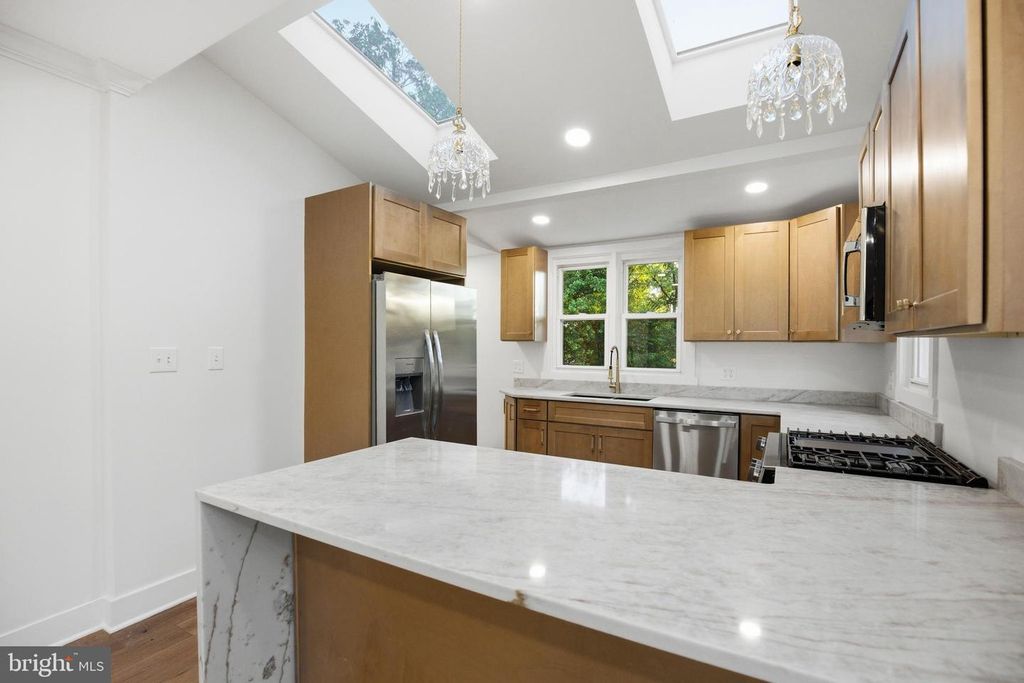 Image 12 of property listing at 5618 PLYMOUTH RD, Baltimore, MD 21214
