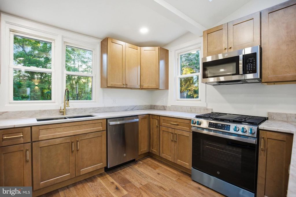 Image 13 of property listing at 5618 PLYMOUTH RD, Baltimore, MD 21214