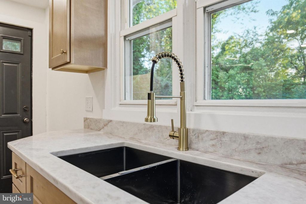 Image 14 of property listing at 5618 PLYMOUTH RD, Baltimore, MD 21214