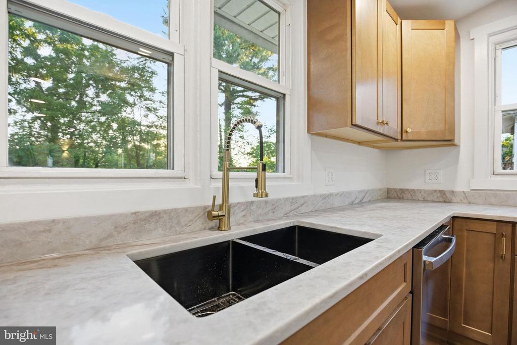 Image 15 of property listing at 5618 PLYMOUTH RD, Baltimore, MD 21214